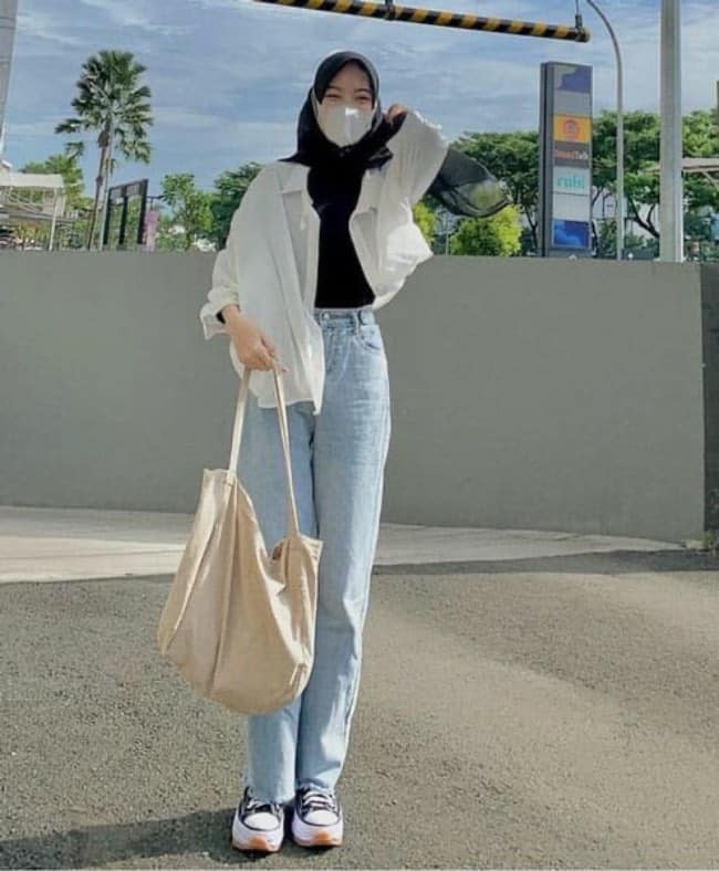 Kombinasi Jeans dan Kemeja Putih