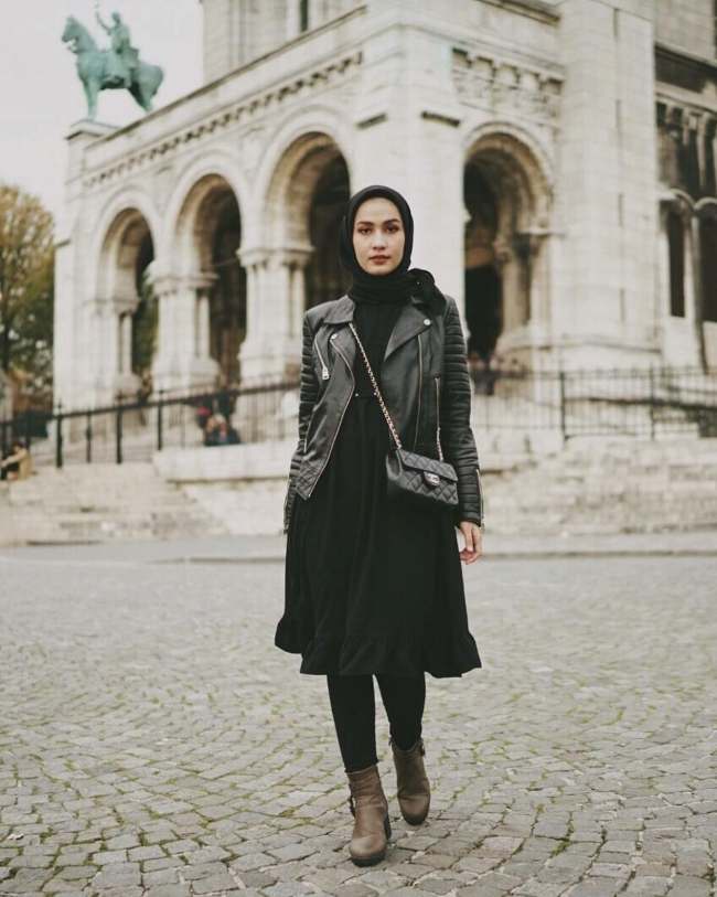 Outfit Serba hitam wanita hijab