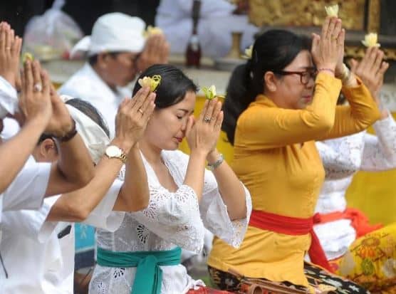 umat Hindu berdoa