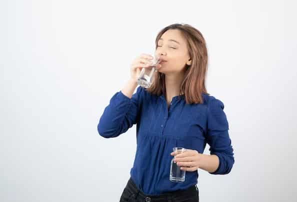 ilustrasi minum air putih