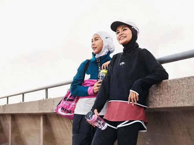 8 Rekomendasi Outfit Jalan Sehat Hijab yang Bikin Tetap Fashionable Saat Berolahraga