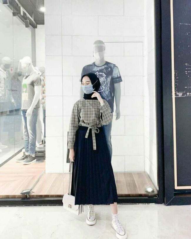 OOTD Hijab Tubuh Pendek dengan Crop Top Gingham