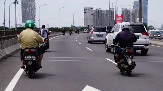 Sepeda Motor Melintas di Jalan Tol