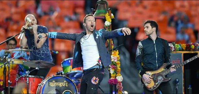 aksi Coldplay di atas panggung