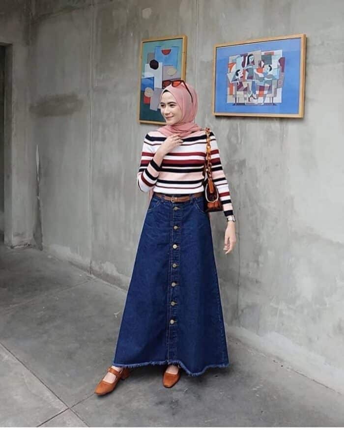rok Jeans Panjang dengan Kaos Stripe