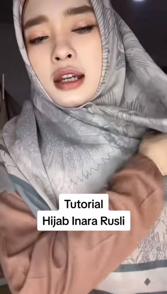 Bentuk hijab menutup dada