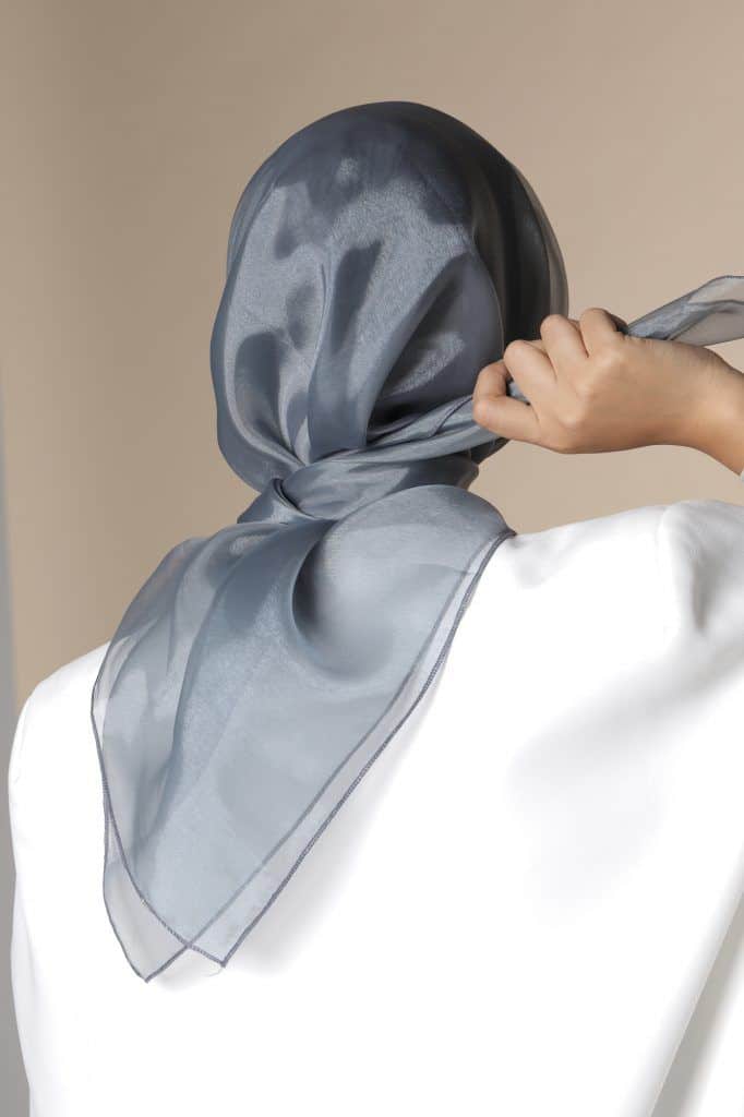Ikat hijab dengan kencang