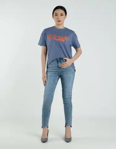 Kaos Pendek dan Celana Jeans