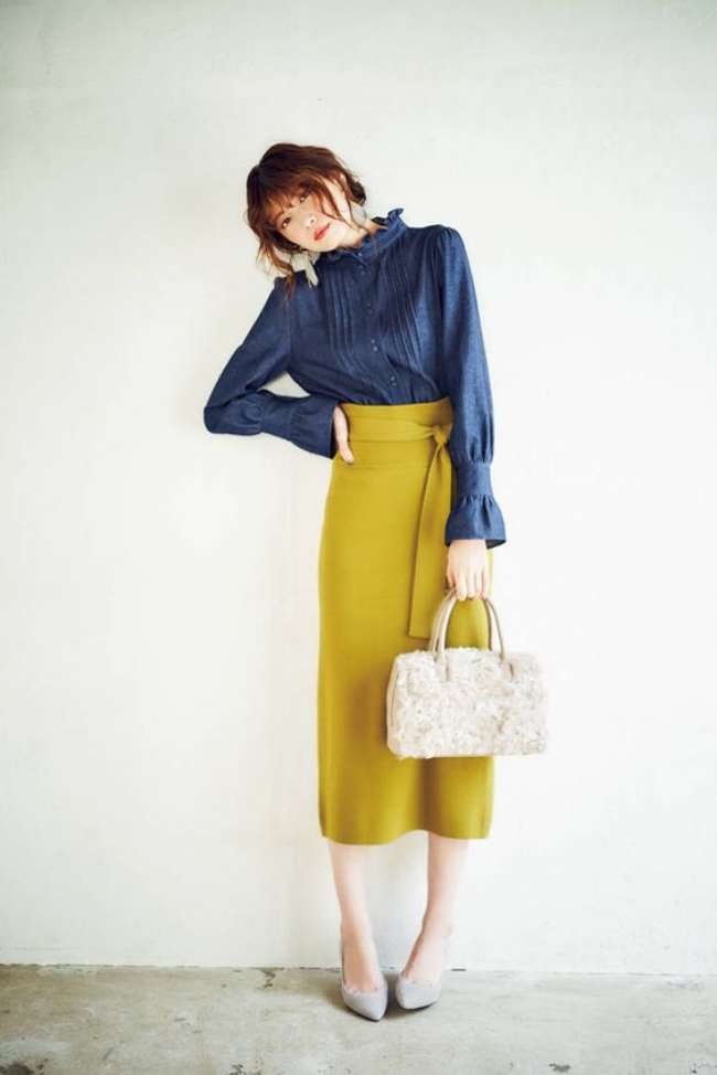 Look ala Korea dengan Midi Skirt