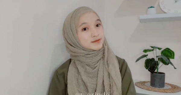 Mode Hijab Pashmina Crinkle Menutup Dada
