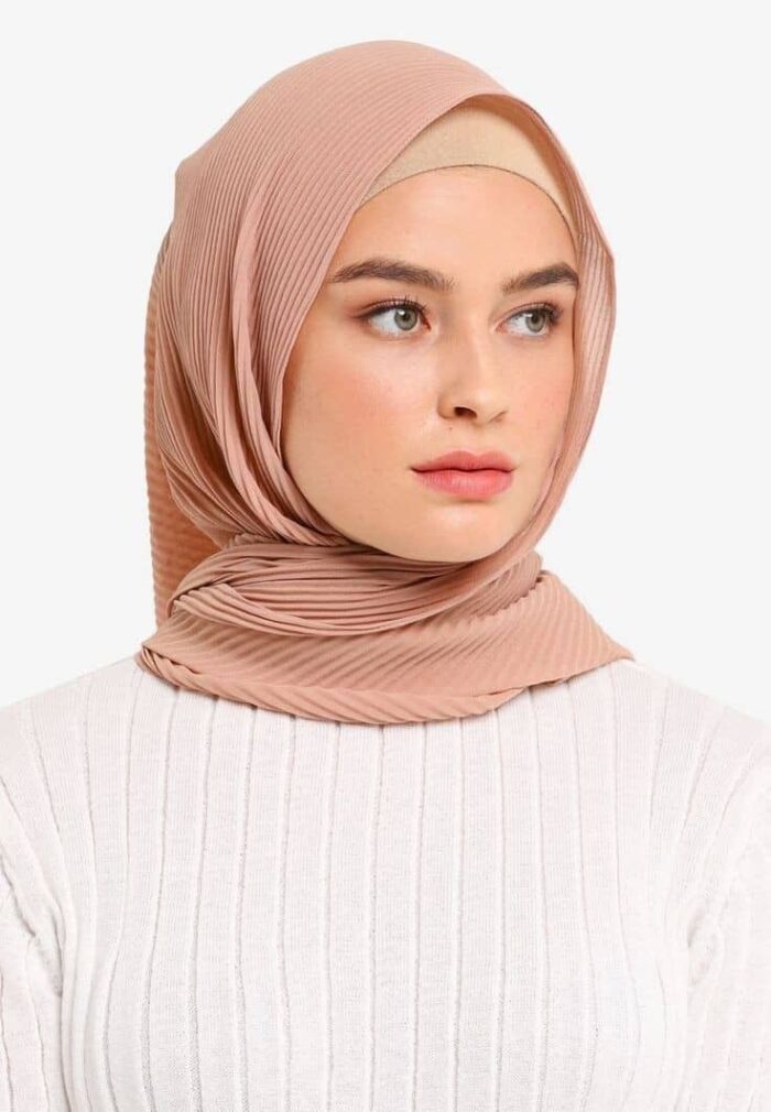 Mode Hijab Plisket Tak Menutup Dada