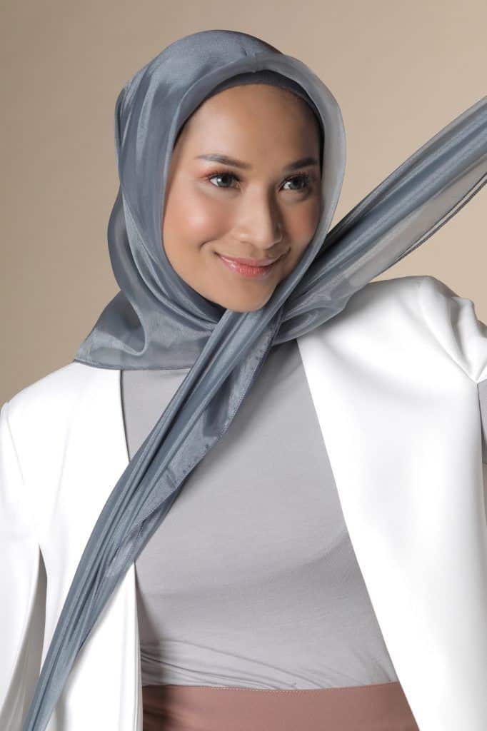 Silangkan ujung hijab