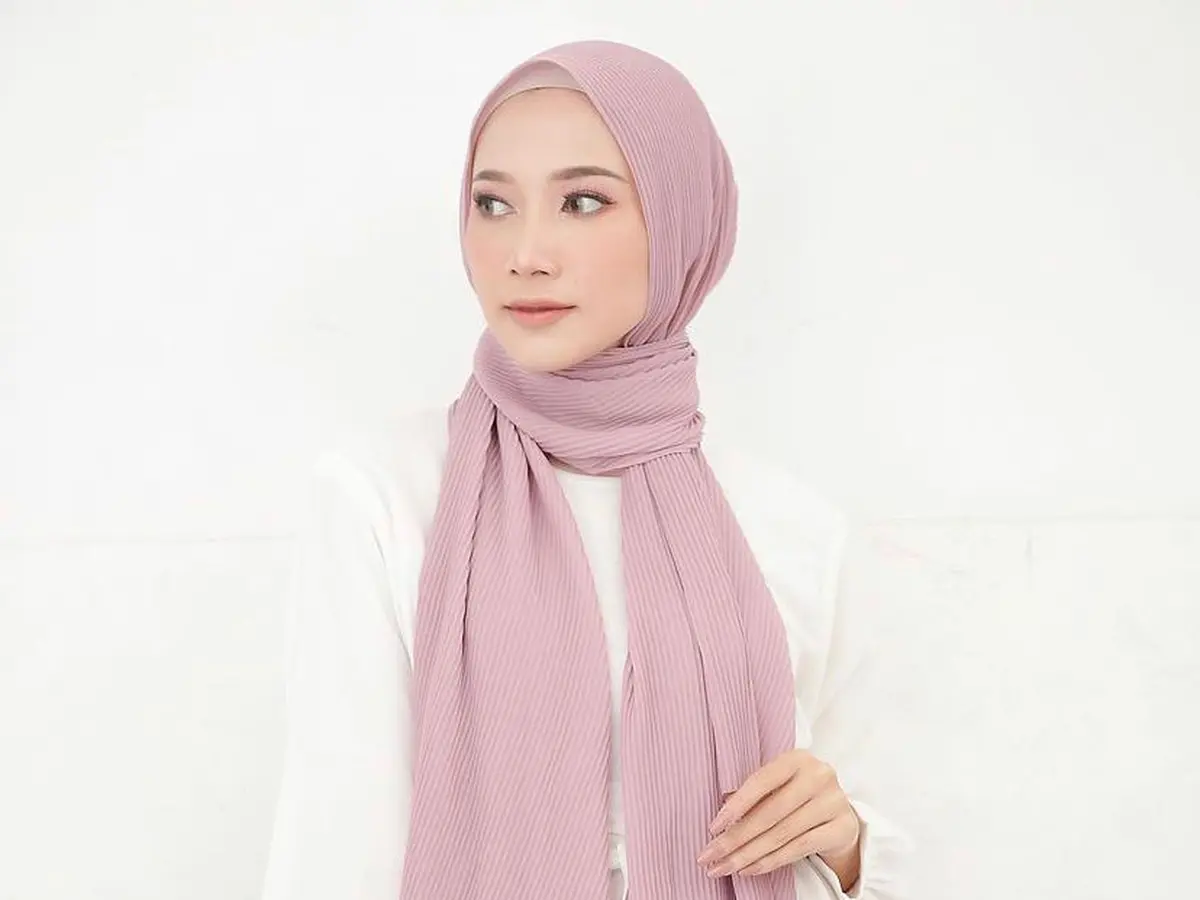 9 Tutorial Hijab Pashmina Wajah Bulat Mudah untuk Sehari-hari