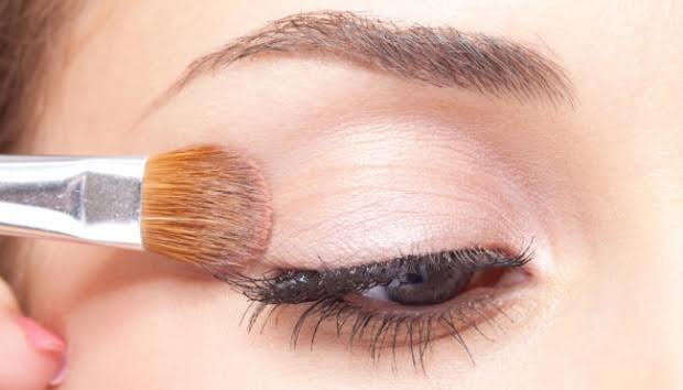 Pakai Eyeshadow untuk Warna Dasar Terlebih Dahulu